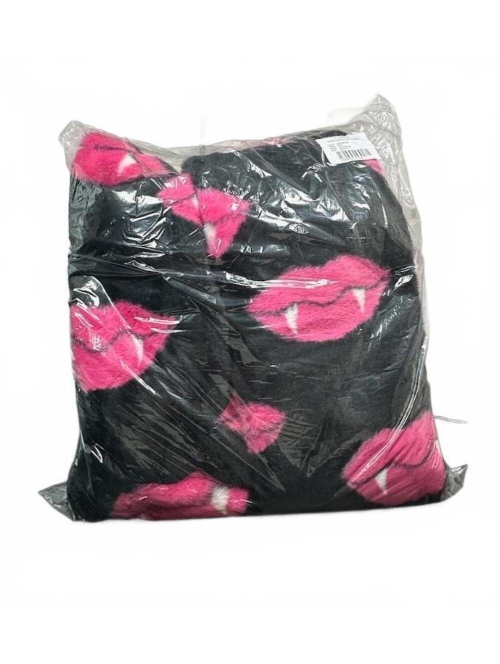 Koda Vampire Lips Throw 50x70